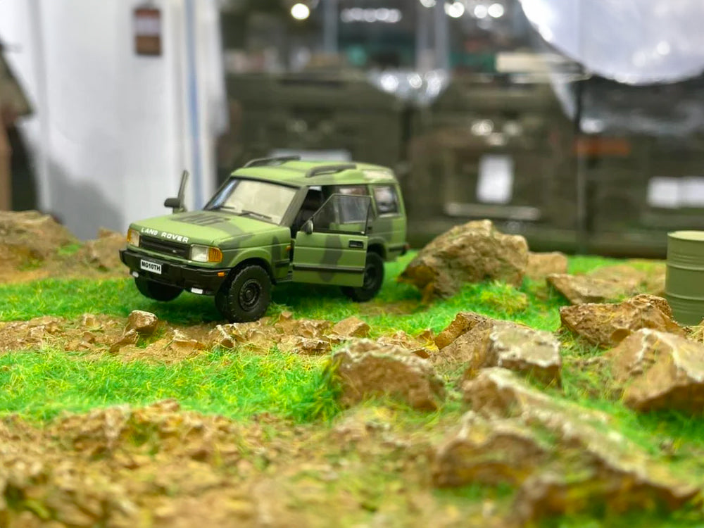 BM Creations 1/64 Land Rover 1998 Discovery 1 CAMO Version with Accessories - Diecast Toyz Australia