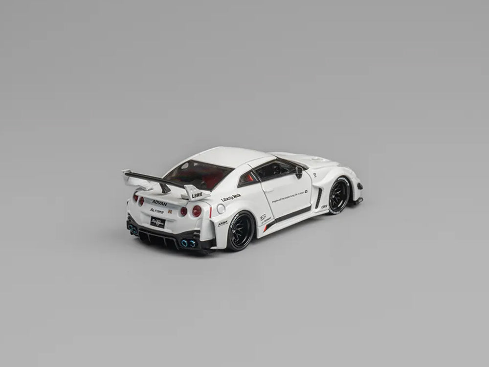CM Model 1/64 LBWK Super Silhouette Nissan Skyline GT35-RR White