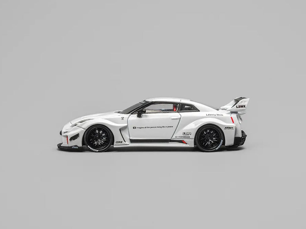 CM Model 1/64 LBWK Super Silhouette Nissan Skyline GT35-RR White