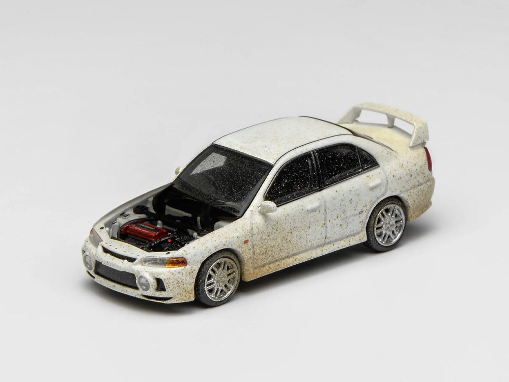 Motor Helix 1/64 Mitsubishi Lancer Evolution IV White Muddy Version with Rally Light